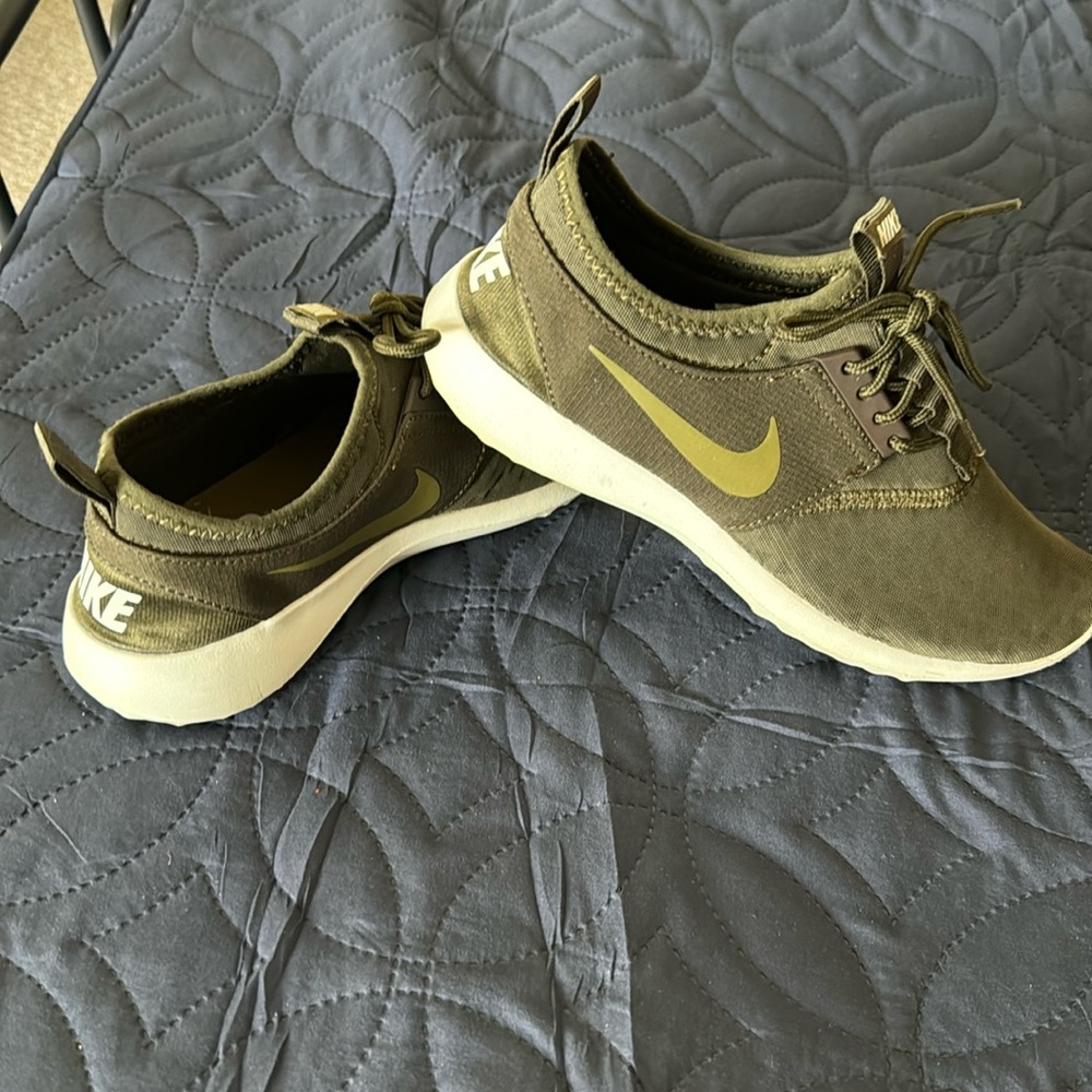 Ladies Nike Shoe